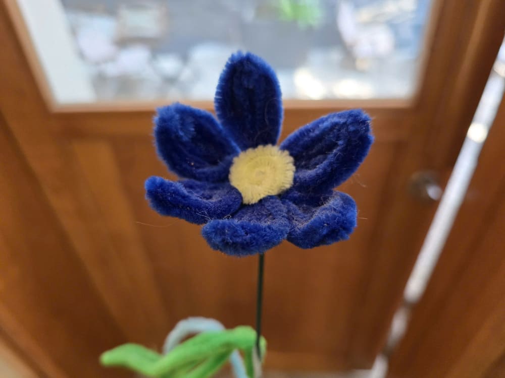 Making flowers from unique galvanized velvet to decorate the home space. Photo: Tuan Dat