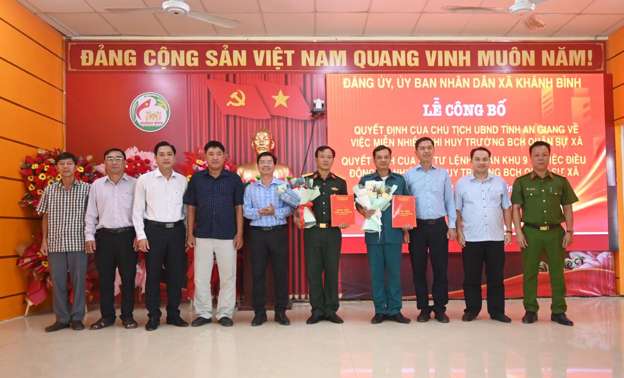 Trao quyet dinh cho cac can bo. Anh: Thanh Nhan