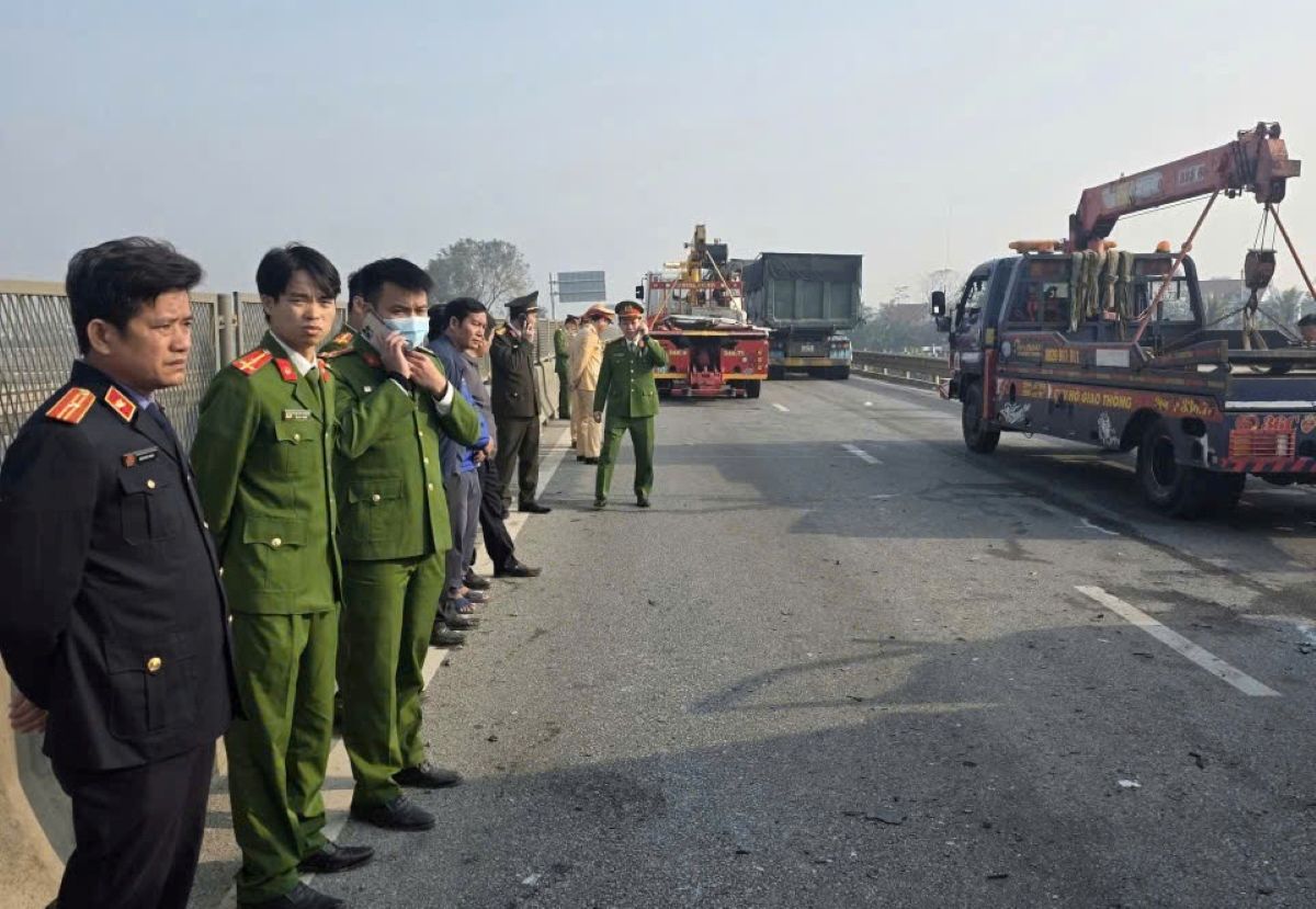 Co quan chuc nang dieu dong cac phuong tien den hien truong de xu ly vu viec. Anh: Minh Hoang