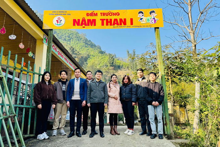 Doan cong tac lam den tham Truong Mam non Nam Than 1. Anh: Cong doan Sa Pa