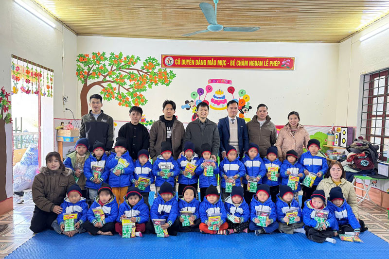 Pistachio Hotel grassroots trade union presents gifts to preschool children. Photo: Sa Pa Trade Union