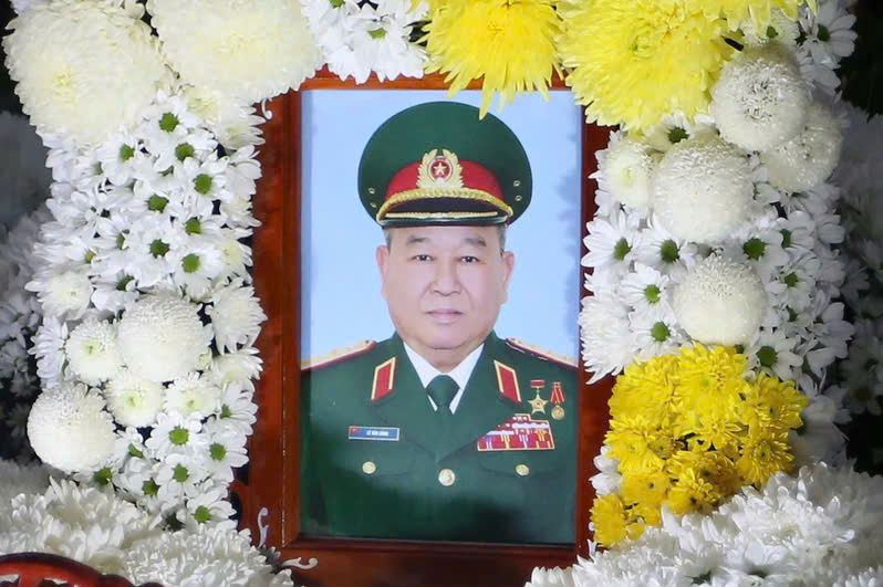  Linh cuu Dai tuong Le Van Dung duoc phu Quoc ky do, quan tai vi tri trang trong giua dai le. Ảnh: Le Tien