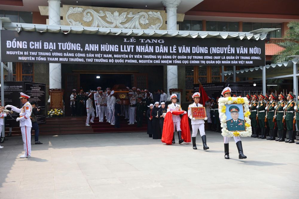  Lanh dao Dang, Nha nuoc, Quan doi va gia dinh tien dua Dai tuong Le Van Dung ve noi an nghi cuoi cung. Ảnh: Le Tien