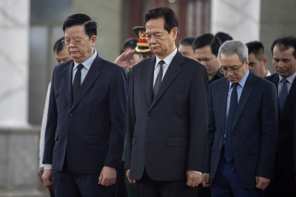  Doan dai bieu Chinh phu do Pho thu tuong Mai Van Chinh cung nguyen Thu tuong Nguyen Tan Dung dan dau vao vieng Dai tuong va chia buon cung gia quyen. Ảnh: Le Tien