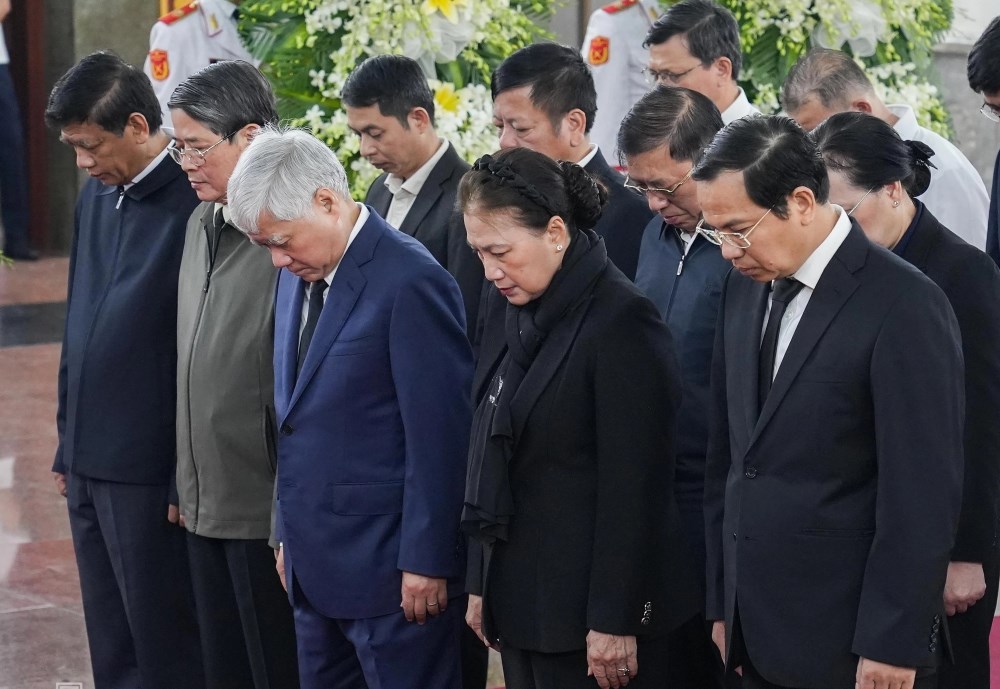 Doan dai bieu Ban Chap hanh Trung uong Dang do ong Do Van Chien (giua), Pho chu tich Thuong truc Quoc hoi, nguyen Chu tich Quoc hoi Nguyen Thi Kim Ngan (thu hai tu phai qua), dan dau doan vao vieng va chia buon cung gia quyen.  
