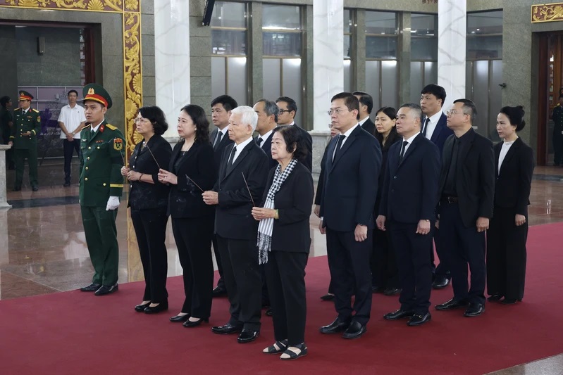 Doan Chu tich nuoc do dong chi Vo Thi Anh Xuan, Uy vien Trung uong Dang, Pho Chu tich nuoc lam truong doan vao vieng Dai tuong Le Van Dung. Ảnh: Le Tien 