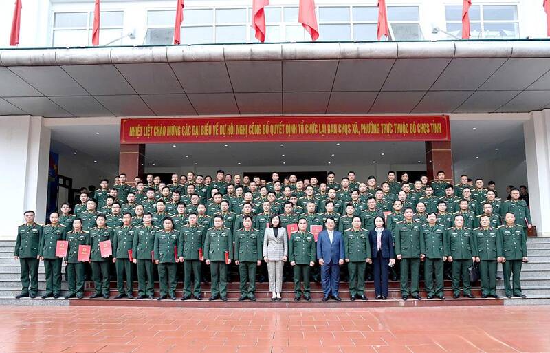 Transferring military officers to the Commune Military Command. Photo: Thuy Le