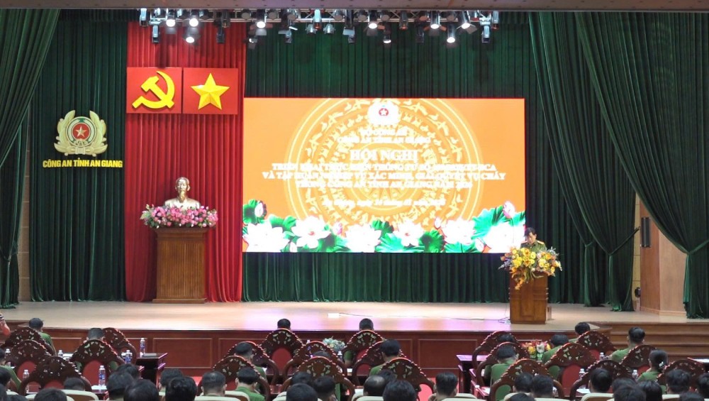 An Giang Provincial Police organized a conference to deploy the implementation of Circular No. 109 of the Ministry of Public Security and professional training on verifying and resolving fires. Photo: Tien Dung