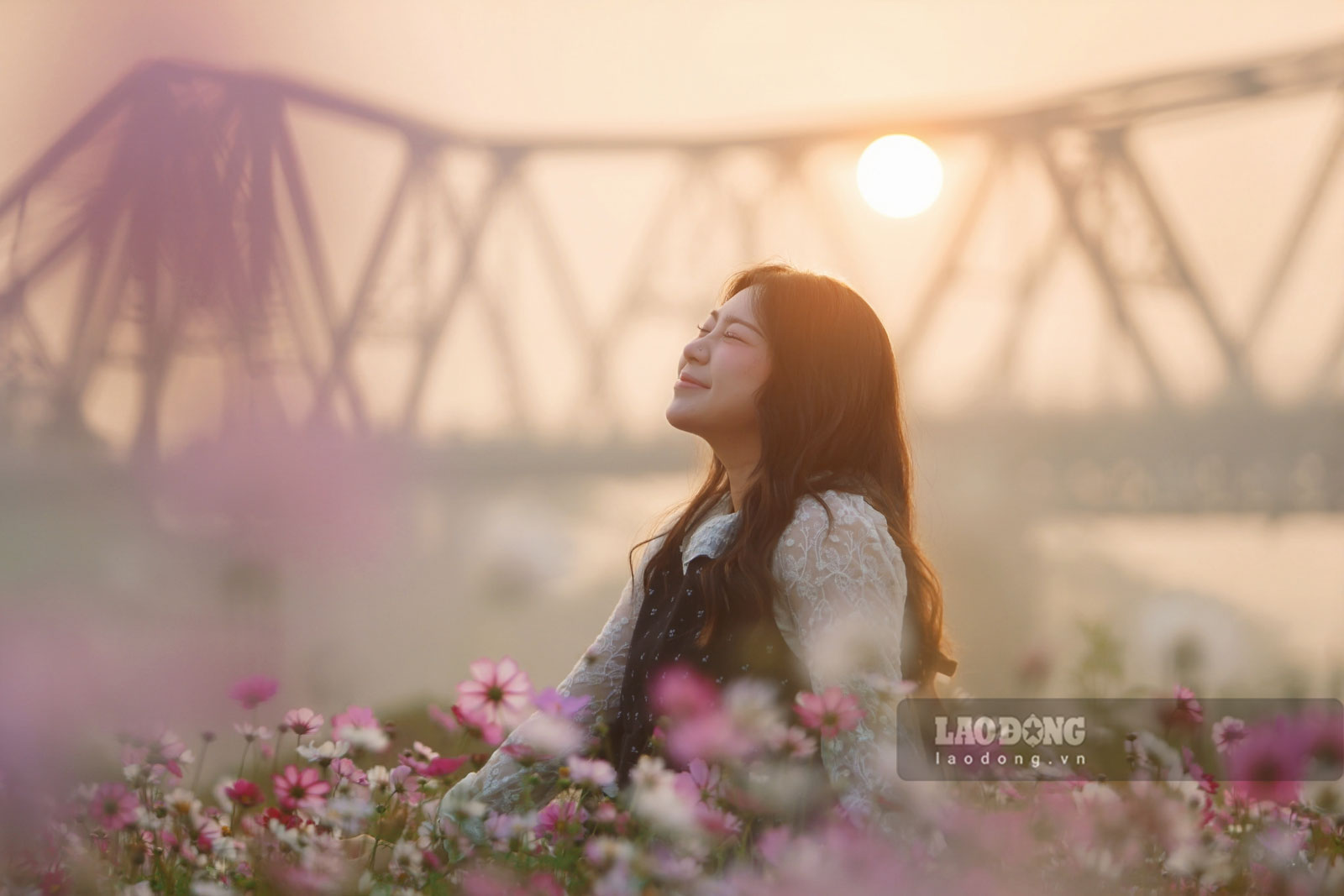 Admire the brilliant sunrise at the flower wharf next to the hundred-year-old bridge in Hanoi