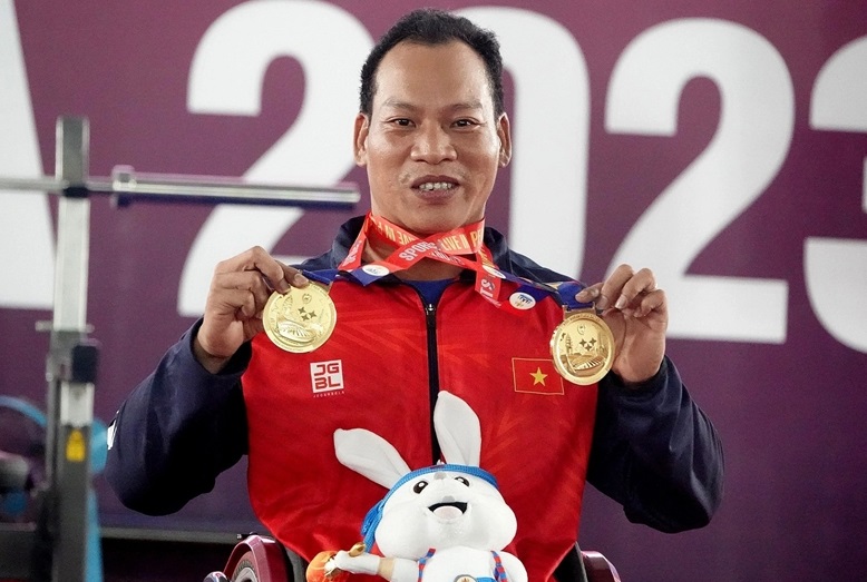 El culturista discapacitado Le Van Cong continuara compitiendo en los 13o Juegos Para ASEAN. Foto: Nam Trung