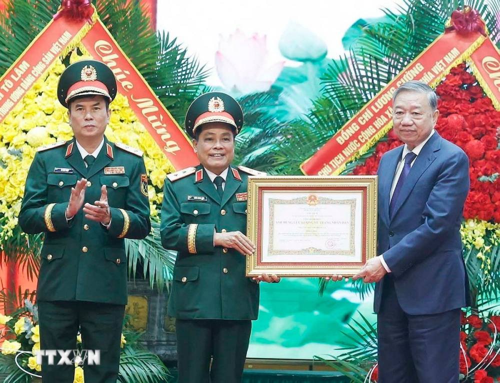 Tong Bi thu To Lam trao Danh hieu Anh hung Luc luong Vu trang Nhan dan cho Tong cuc Hau can-Ky thuat. Anh: TTXVN