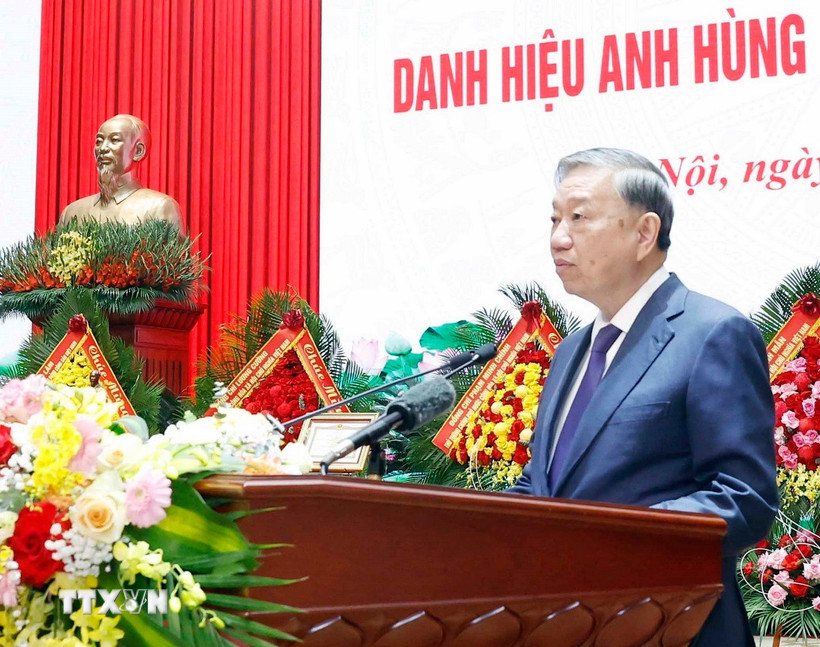 The General Secretary requested the General Department of Logistics and Technology to promote the spirit of proactiveness, creativity, and self-reliance to ensure timely and sufficient material and weapons for training and combat readiness tasks in all situations. Photo: VNA