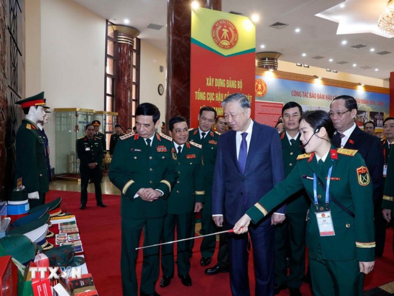 Tong Bi thu To Lam va cac dai bieu xem tham quan gian trung bay trang thiet bi va nhu yeu pham quan su. Anh: TTXVN