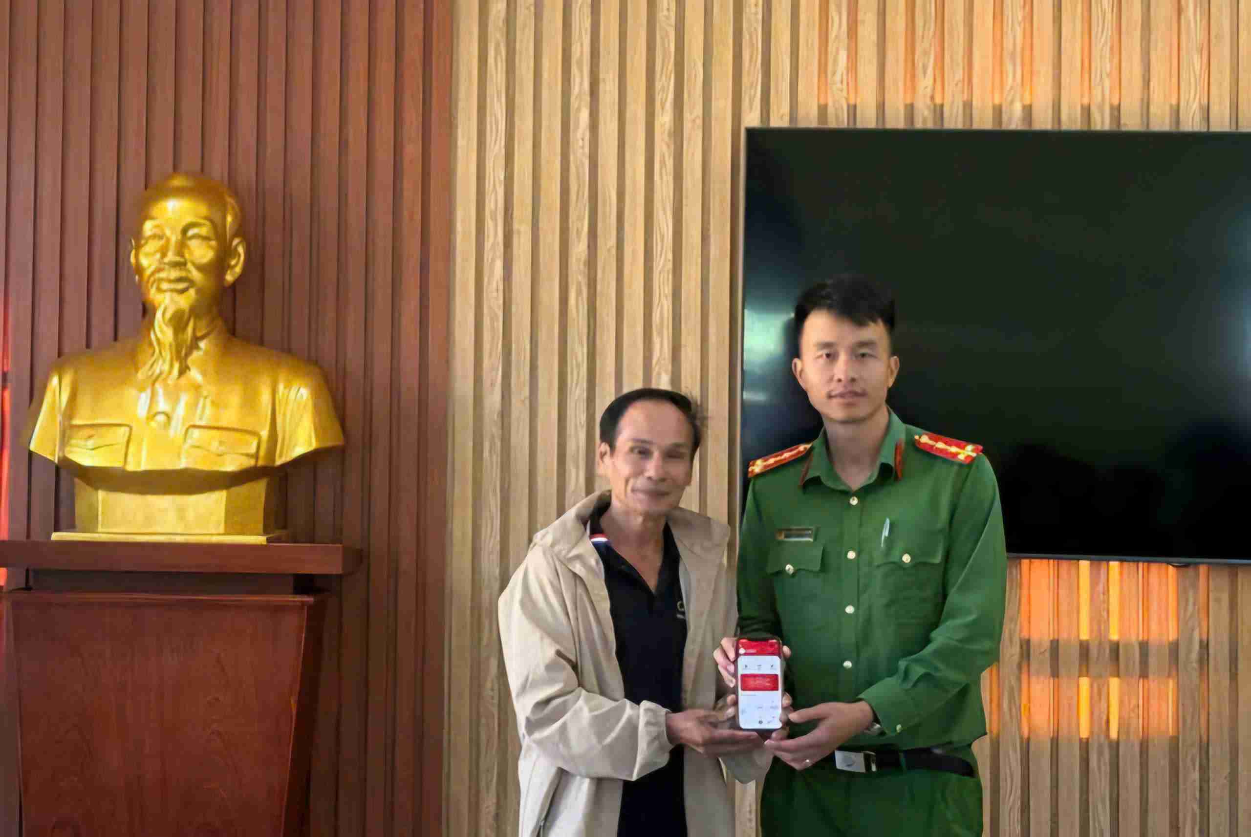 Mr. Lai was supported by the police to receive back 2.5 billion VND mistakenly transferred to another person's account. Photo: Police provided