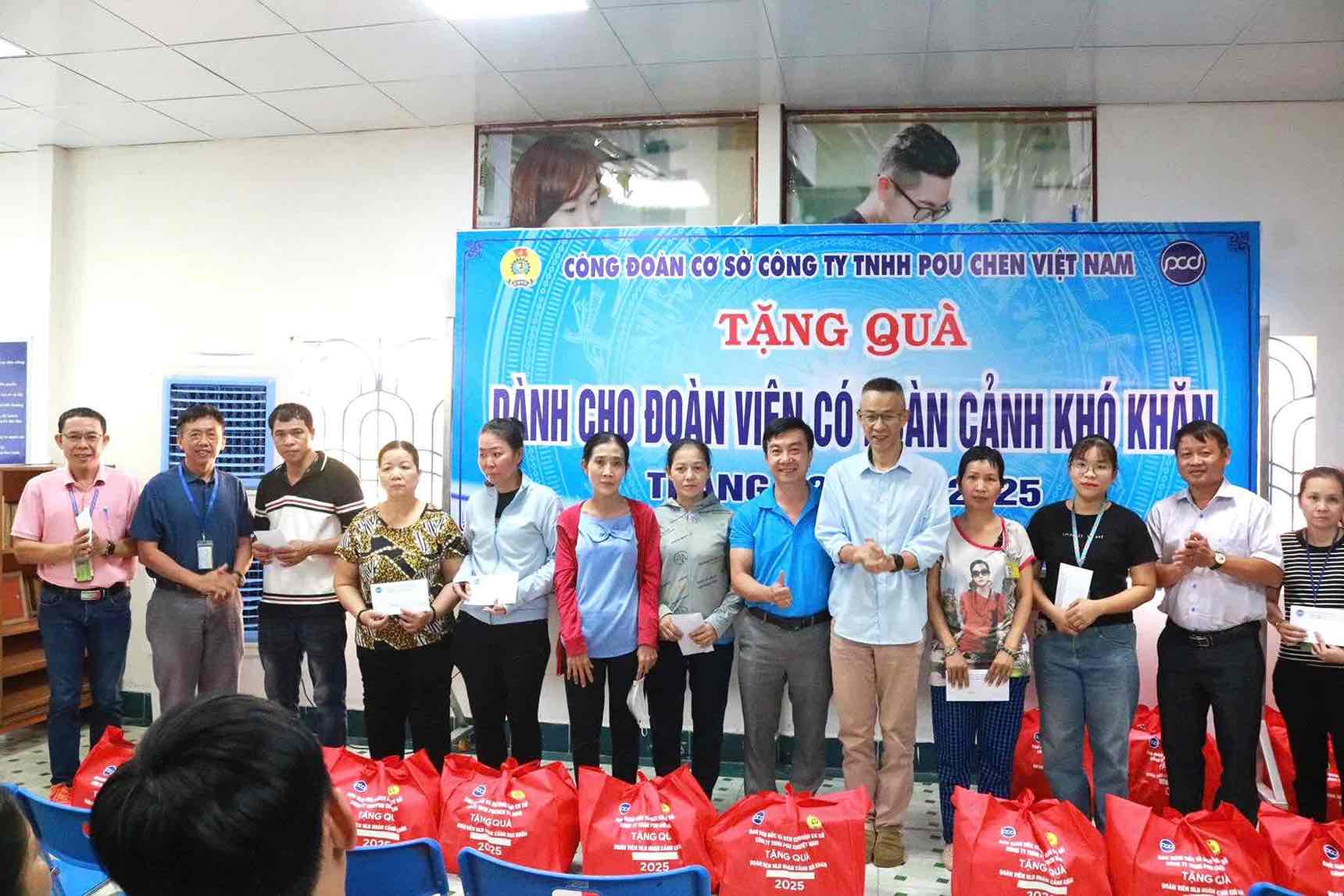 Representatives of the Company's Board of Directors present gifts to support union members in particularly difficult family circumstances. Photo: Company Trade Union