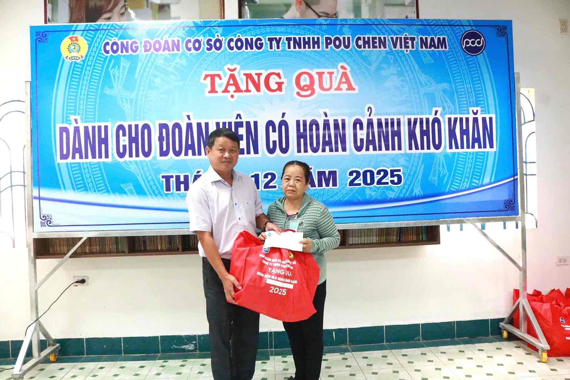 Chu tich Cong doan Cong ty Pou Chen Viet Nam Nguyen Tan Phap trao qua ho tro cho doan vien, nguoi lao dong. Anh: Cong doan Cong ty