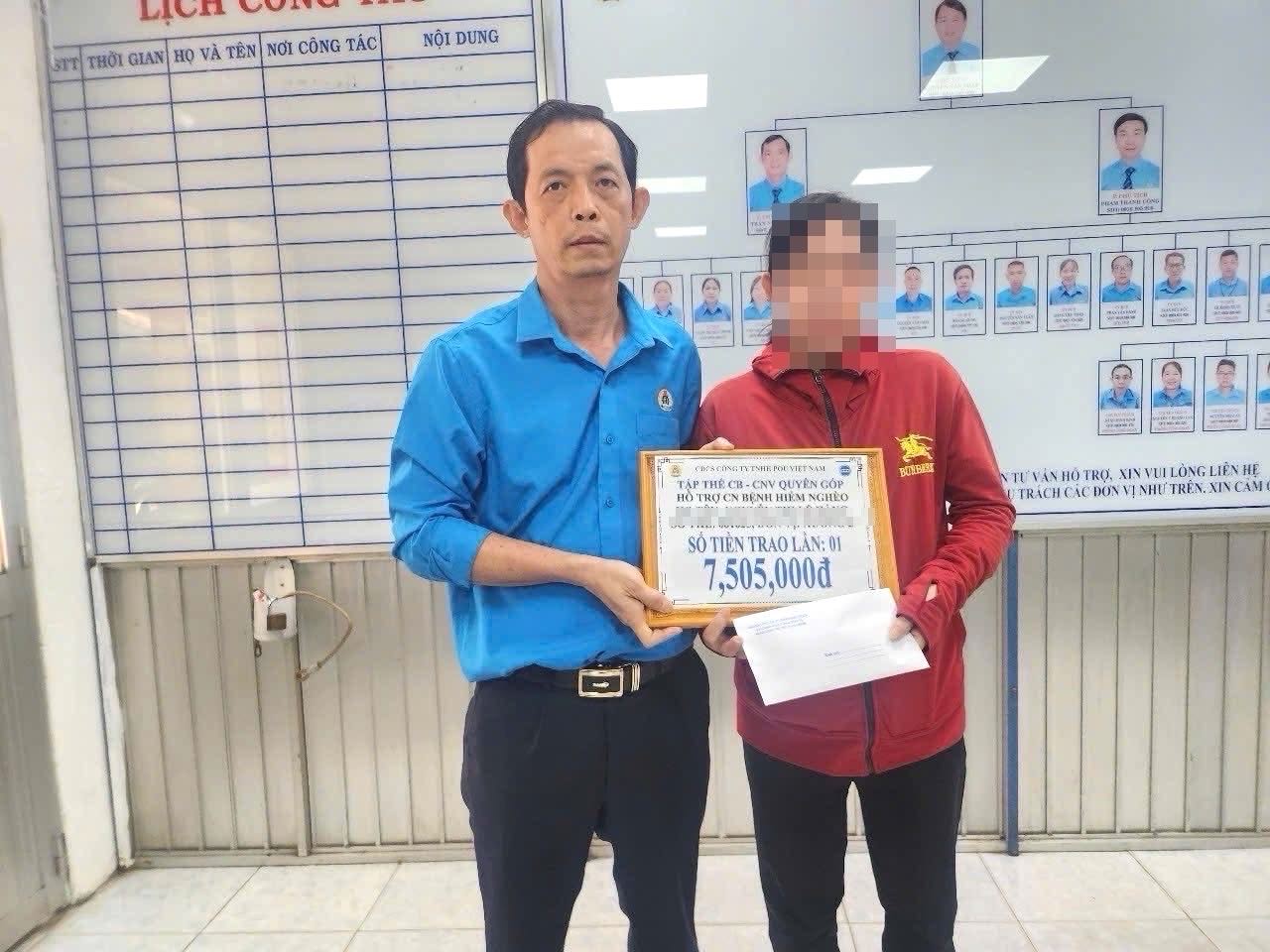 Dai dien Cong doan cong ty Pou Chen trao ho tro cong nhan lao dong mac benh hiem ngheo. Anh: Cong doan cong ty