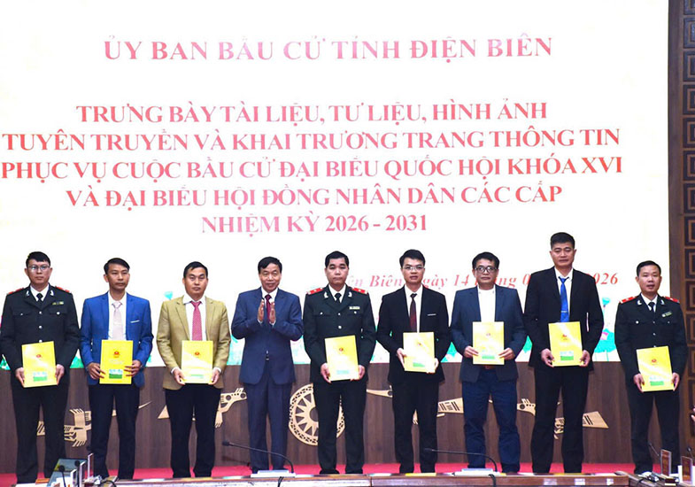 Chairman of Dien Bien Provincial People's Committee Le Van Luong presents decisions to send civil servants and public employees to support communes. Photo: Thanh Binh