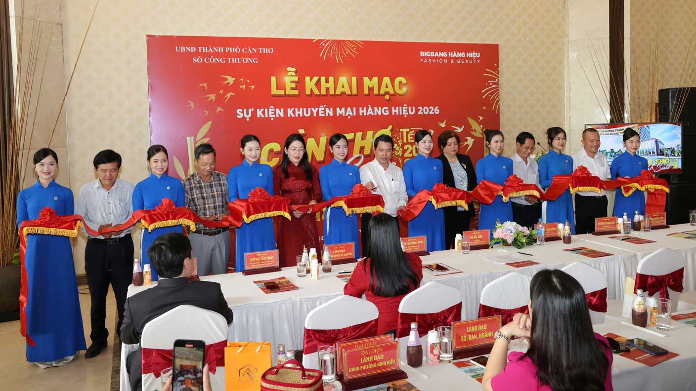 Khai mac. Anh: Ta Quang