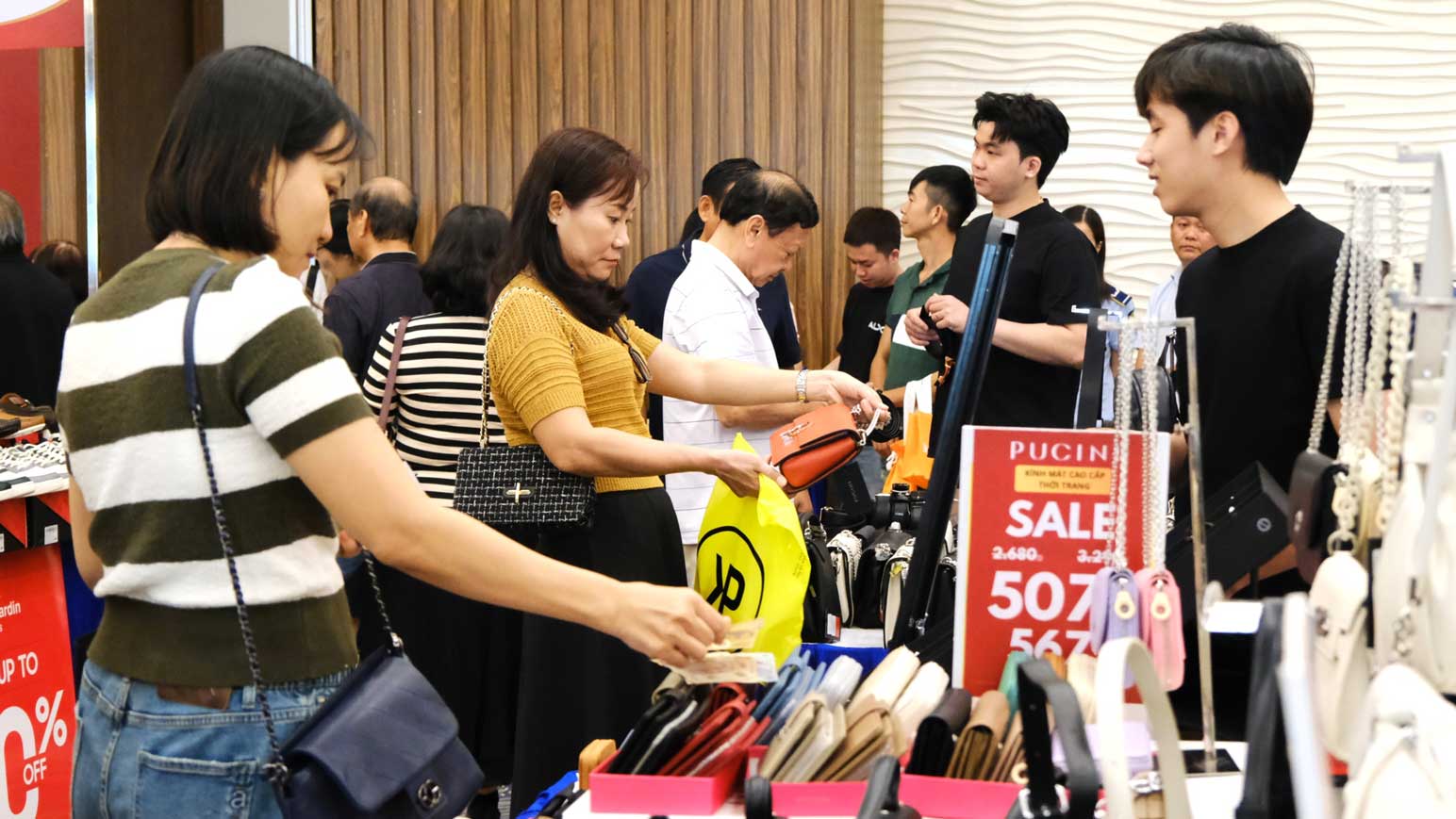 Nguoi dan mua sam tai su kien. Anh: My Ly