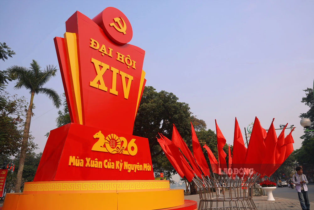 Hanoi is filled with flags and flowers, bustling with the atmosphere of welcoming the 14th Party Congress. Photo: Duong Anh