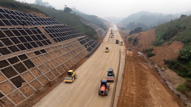 The construction process of the Dong Dang - Tra Linh expressway in Cao Bang province has drawn many lessons learned. Photo: Tan Van
