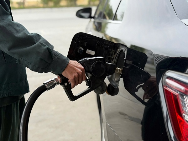 World gasoline and oil prices today turned down. Photo: Ha Vy