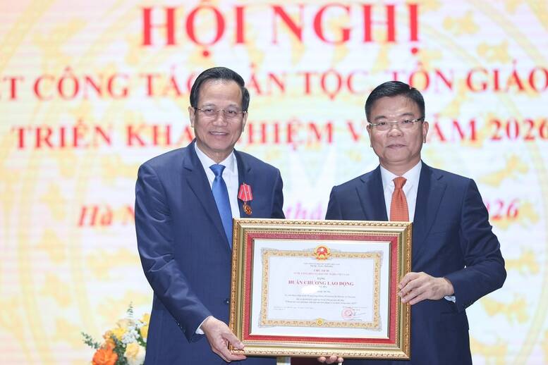 Thay mat lanh dao Dang, Nha nuoc, Pho Thu tuong Chinh phu Le Thanh Long trao Huan chuong Lao dong hang Ba tang Bo truong Bo DTTG Dao Ngoc Dung ve thanh tich xuat sac trong chi dao trien khai Chuong trinh xoa nha tam, dot nat. Anh: VGP 