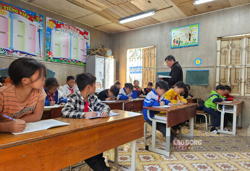 Many opinions suggest that enrollment in boarding primary schools should start from grade 3 or hand over decision-making power to local authorities. Photo: An Vi