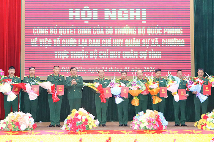 Major General To Quang Hanh presents decisions to the Commanders of the Military Command of communes and wards in Dien Bien province. Photo: Thu Phuong