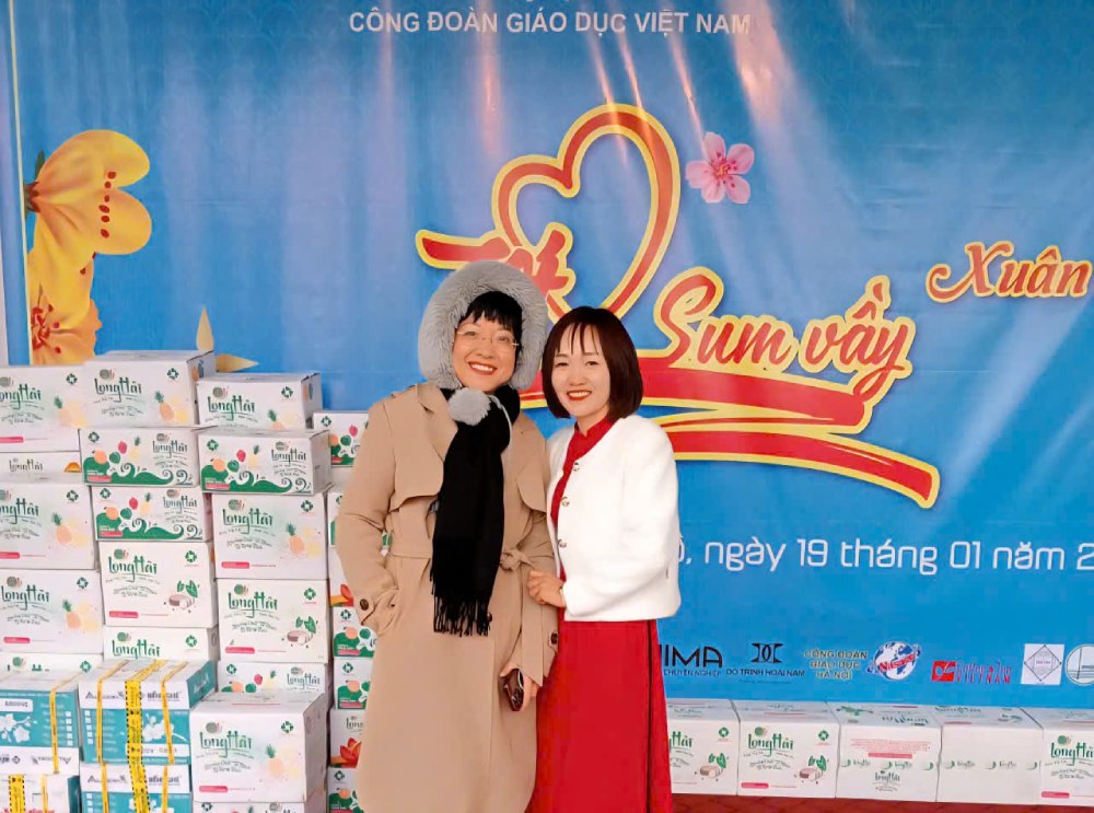 Teacher Ha Thi Hien - union member of Hong Thu Ethnic Minority Boarding Primary School (Hong Thu commune, Lai Chau province) and officials of the Vietnam Education Union at the Tet Sum Vay 2025 Program. Photo: NVCC