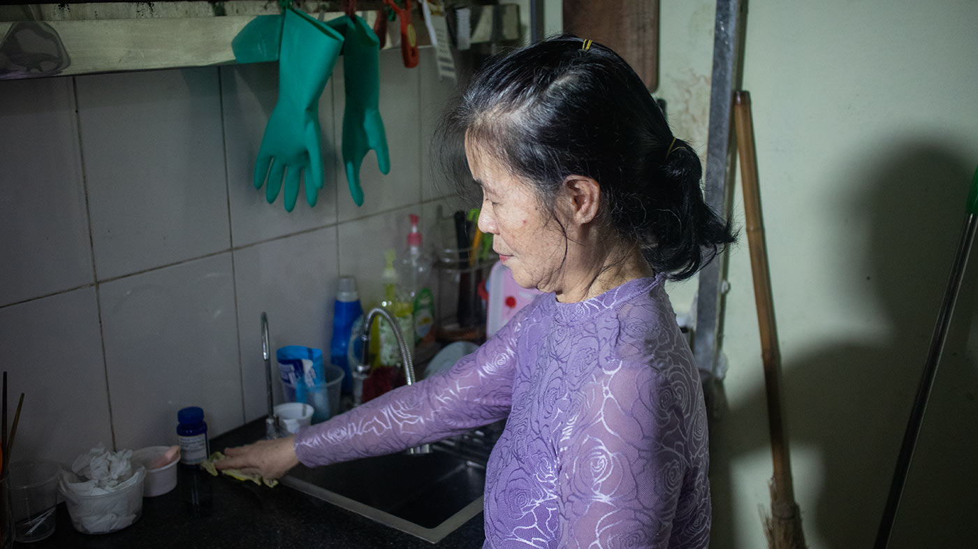 At the age of 67, Mrs. Mien is still quietly attached to her housework. Photo: Huyen Trang