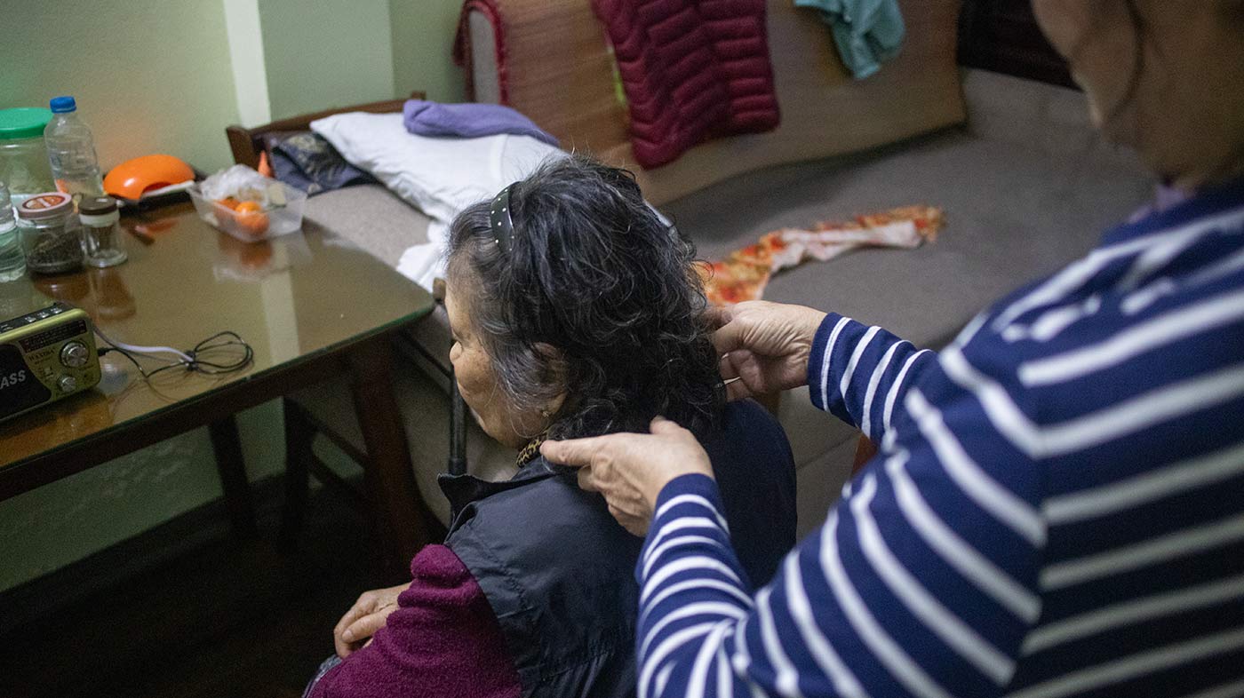 Ba Pham Thi Mien coi cu gia nhu nguoi than de tiep tuc gan bo. Anh: Huyen Trang