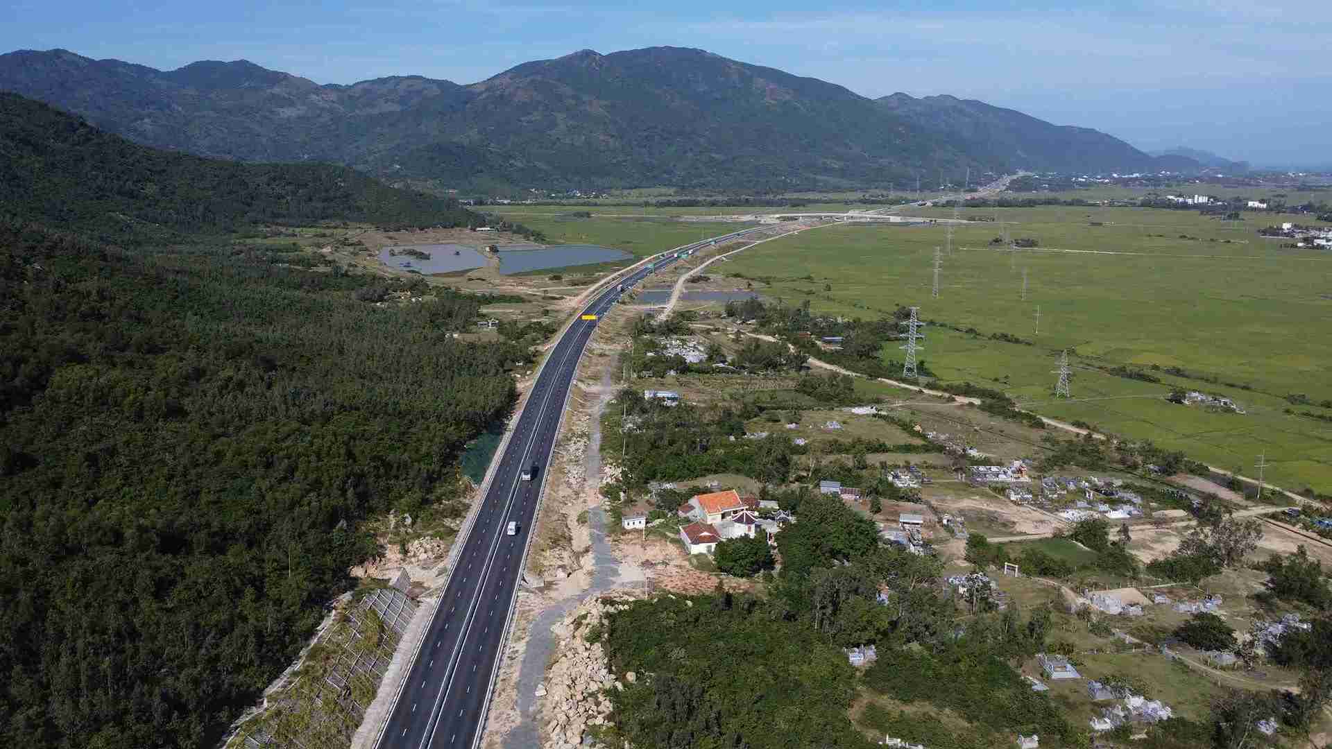 Mat duong cao toc Van Phong – Nha Trang da on dinh, khong con hien tuong nut sau khi cac don vi chuc nang to chuc kiem tra, sua chua. Anh: Huu Long