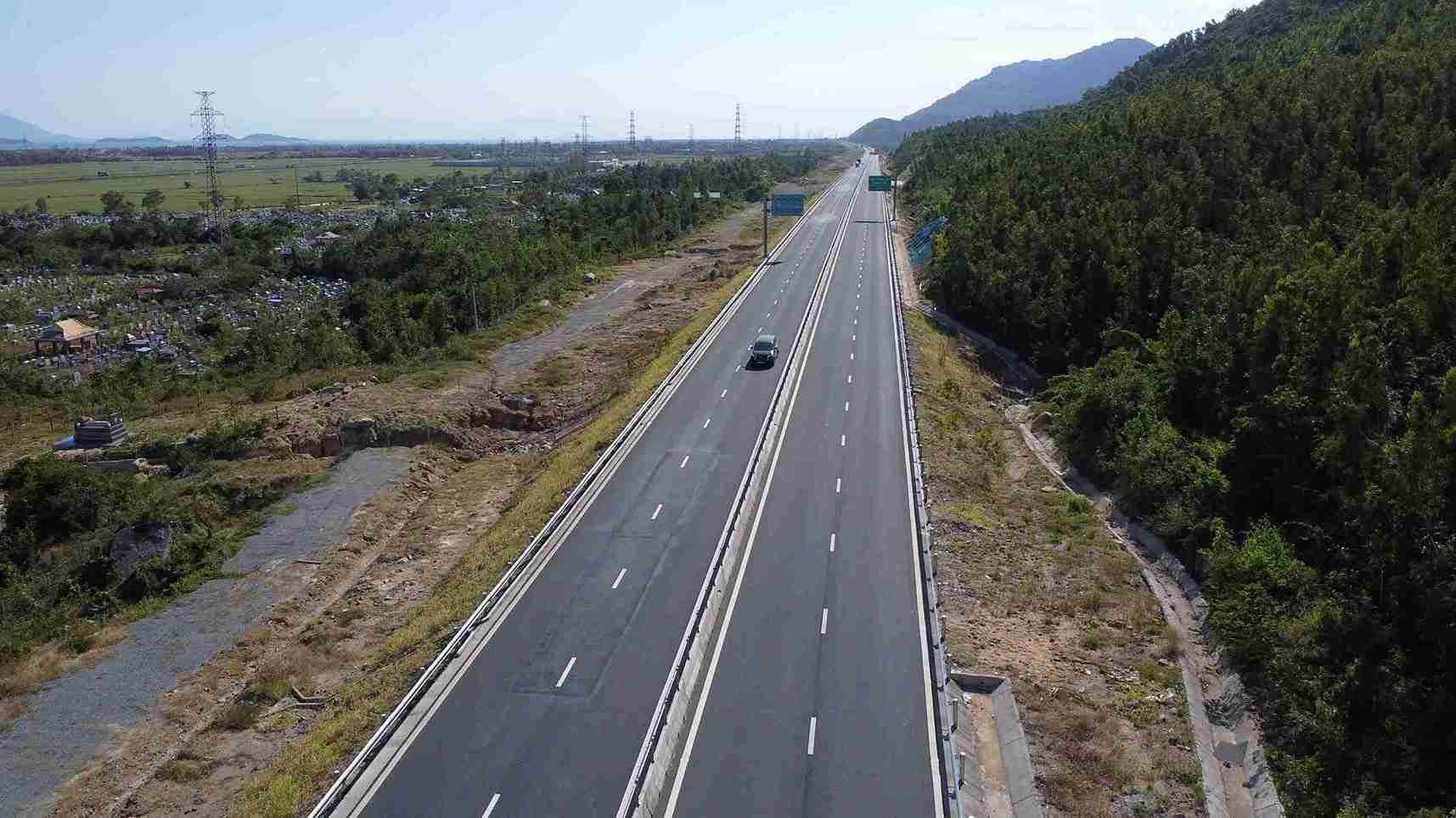 The investor of the Van Phong - Nha Trang expressway said that there is no longer any phenomenon of further crack development. Photo: Huu Long