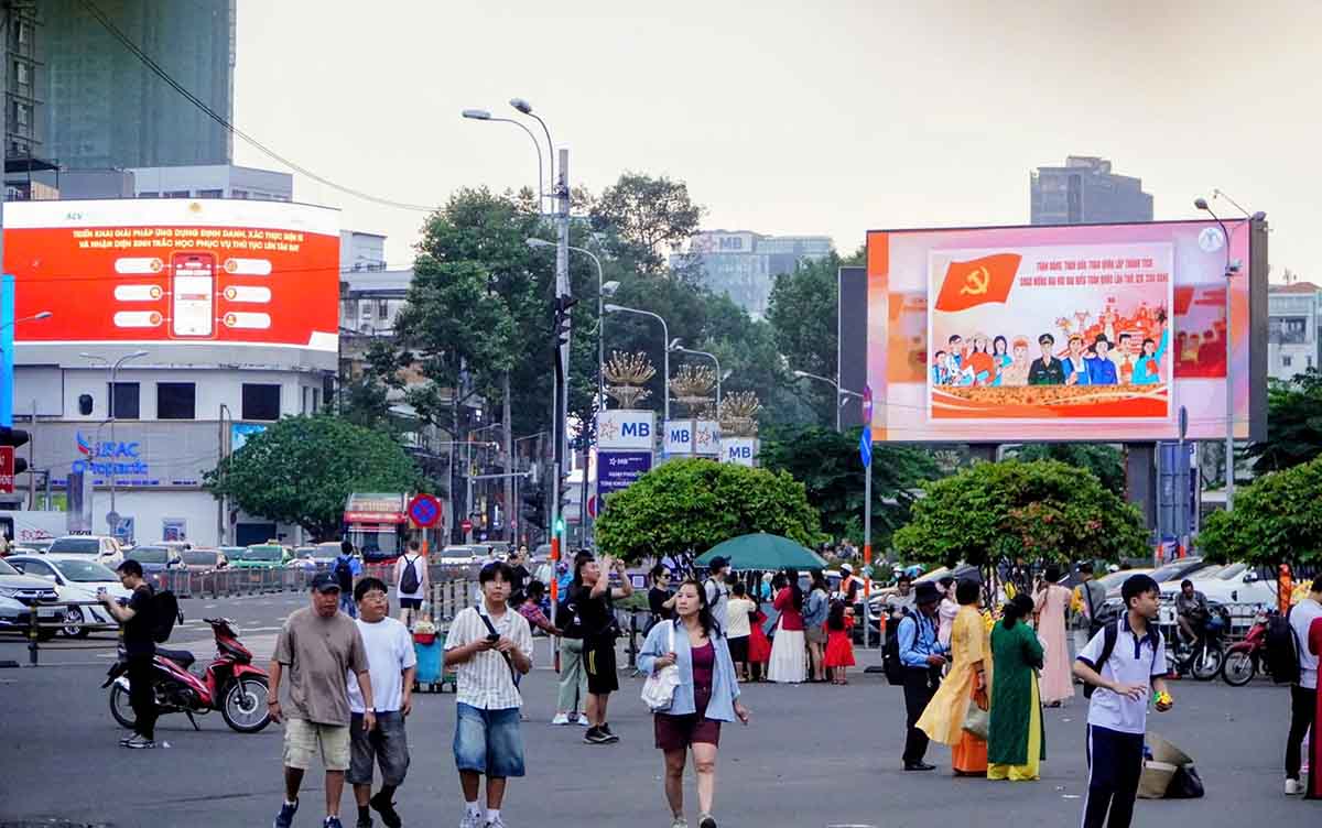 People in Ho Chi Minh City send their hopes at the 14th Party Congress