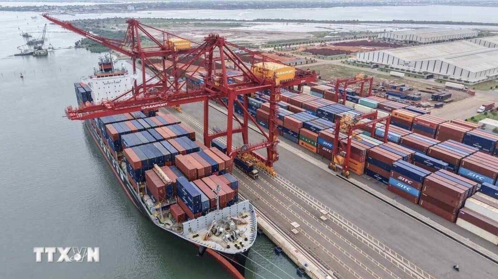 Vietnam's economy is forecast to grow positively in the era of prosperity. Photo: VNA