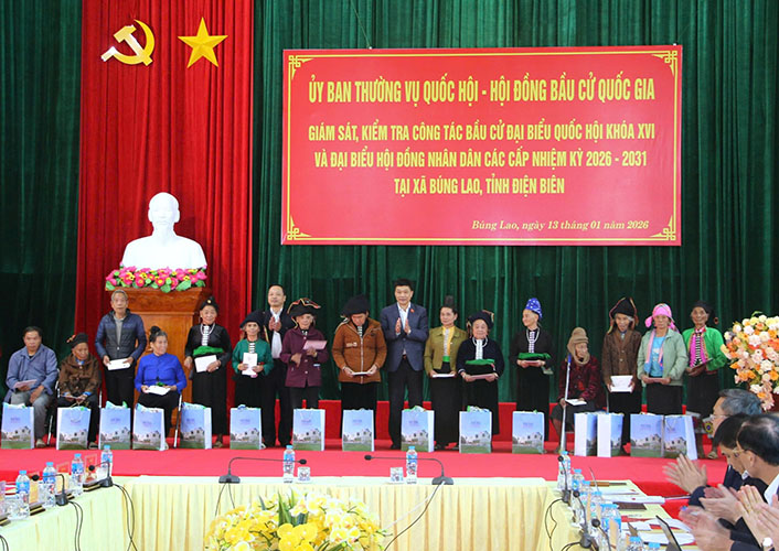 da trao 50 suat qua cho cac gia dinh co cong voi cach mang va ho ngheo tren dia ban xa.