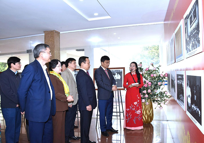 Ngay 14.1, UBND tinh Dien Bien to chuc trung bay tai lieu, tu lieu, hinh anh tuyen truyen bau cu va khai truong Trang thong tin phuc vu bau cu dai bieu Quoc hoi khoa XVI va dai bieu HDND cac cap nhiem ky 2026-2031.