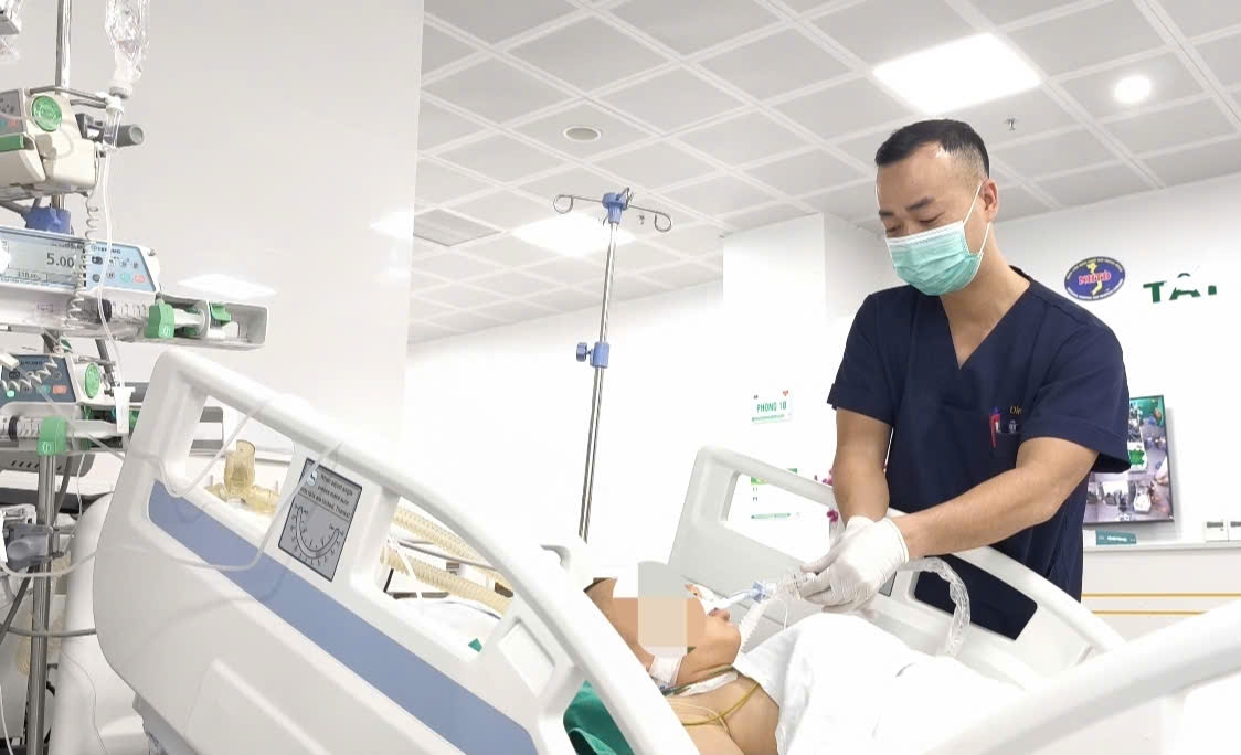 Rescuing a 15-year-old child with cardiac arrest after drowning. Photo: Thanh Dang