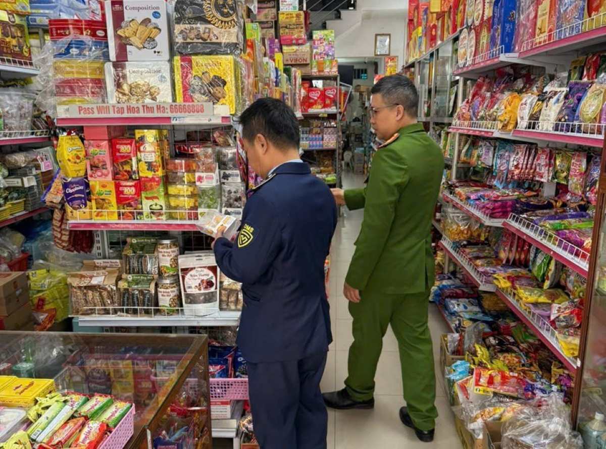 Inter-sectoral forces conduct surprise inspections of some grocery business households. Photo: Hai Phong City Police