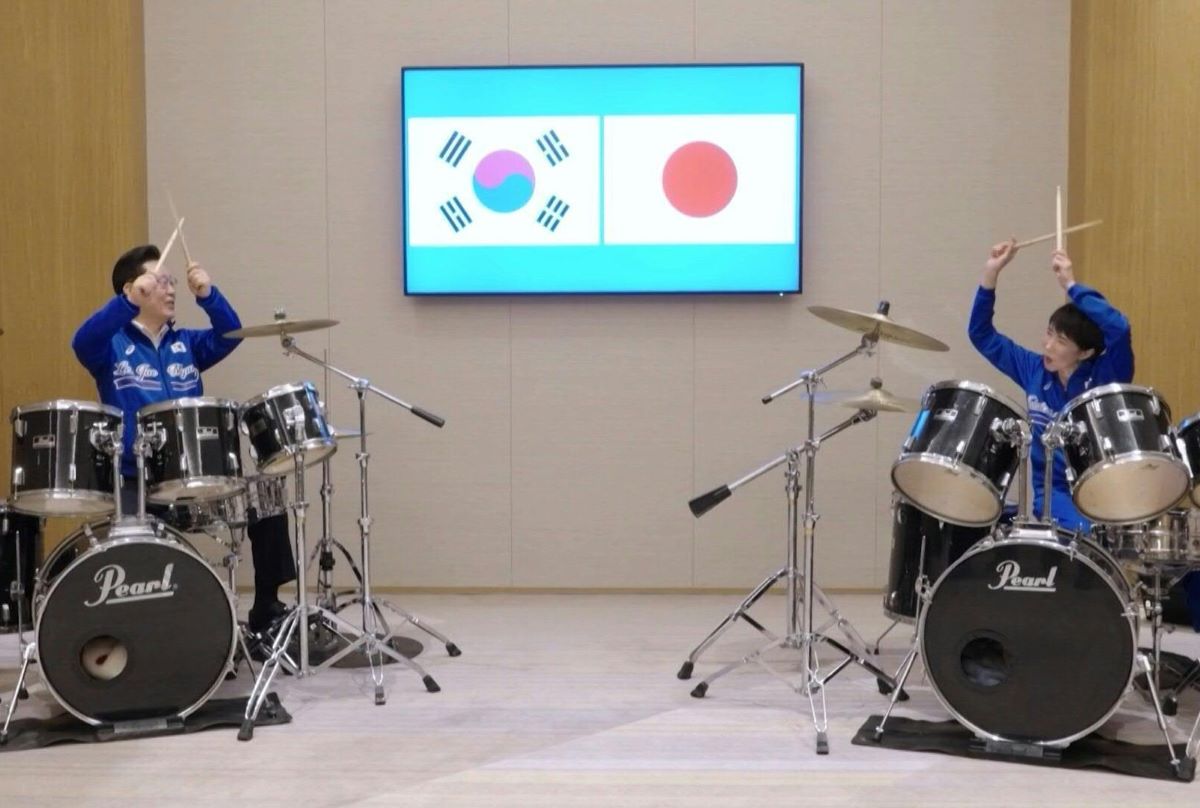 Japanese Prime Minister Sanae Takaichi and South Korean President Lee Jae Myung playing drums. Photo: AFP
