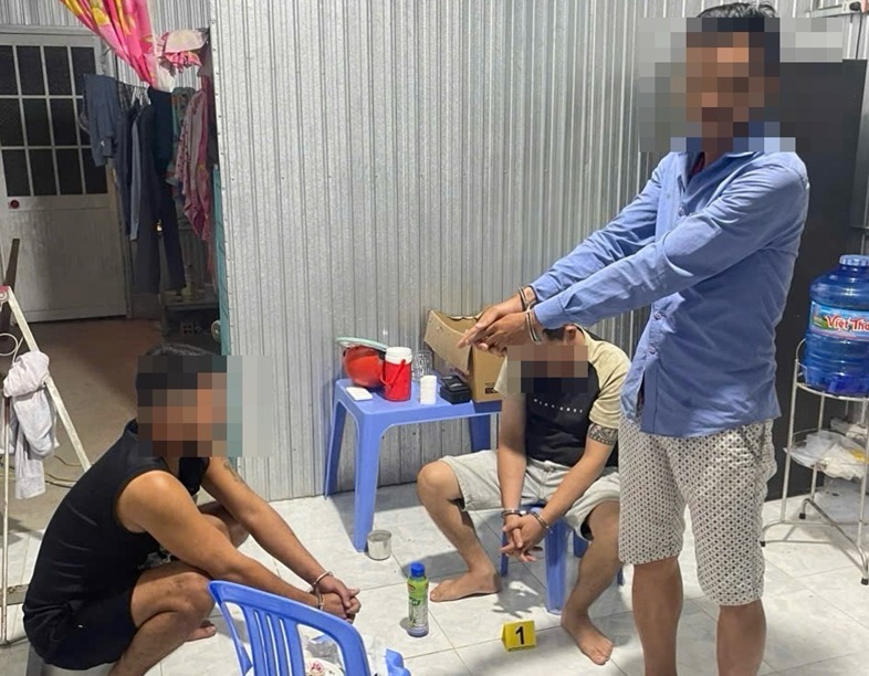 Các đối tượng cùng tang vật tại hiện trường liên quan hành vi tổ chức sử dụng trái phép chất ma túy ngày 30.12.2025. Ảnh: Công an TP Cần Thơ