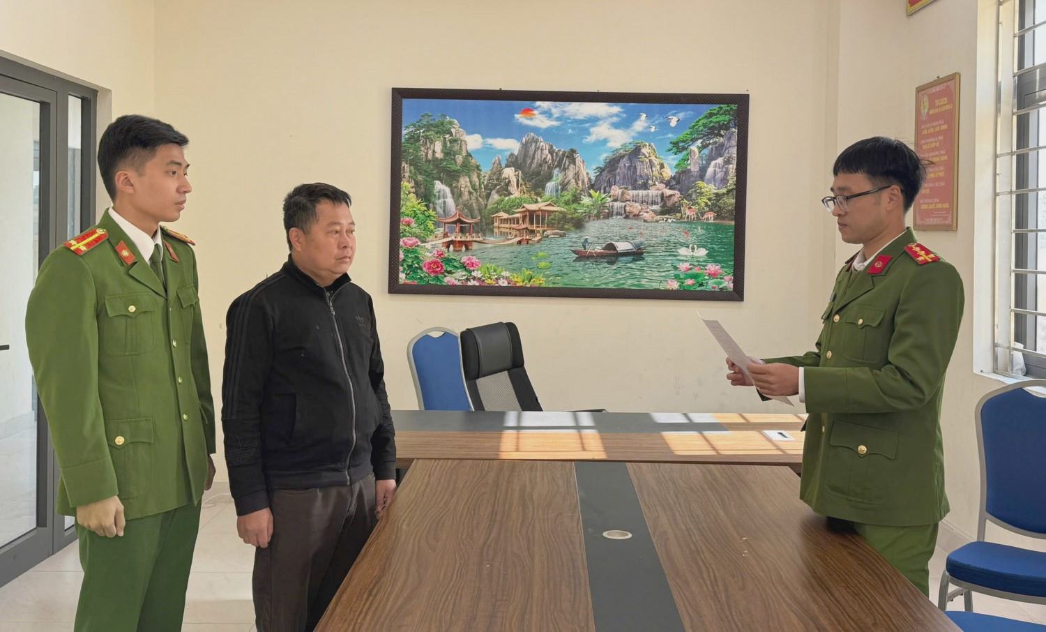 Cơ quan Cảnh sát điều tra Công an tỉnh Quảng Ninh đọc quyết định khởi tố bị can đối với Giám đốc Công ty TNHH Một thành viên Q.V. Ảnh: Công an tỉnh Quảng Ninh