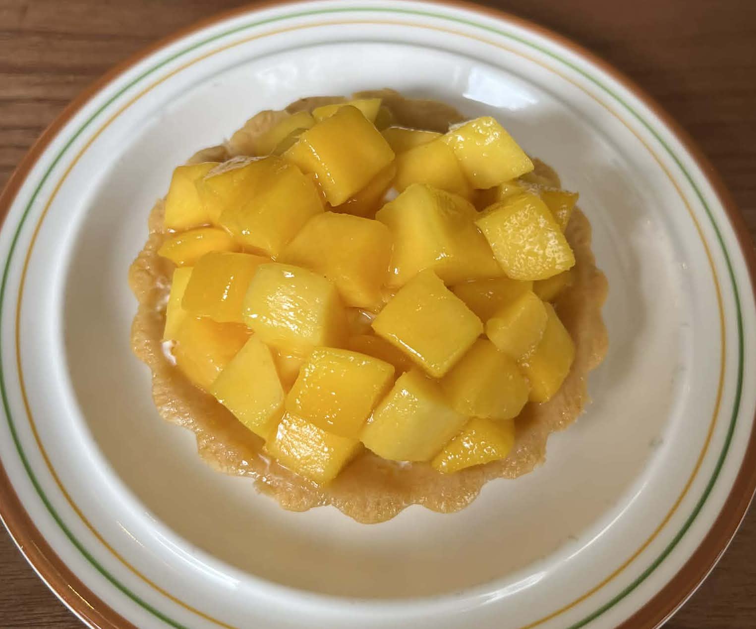 Making delicious, fatty mango tarts to give to loved ones. Photo: Mai Chau