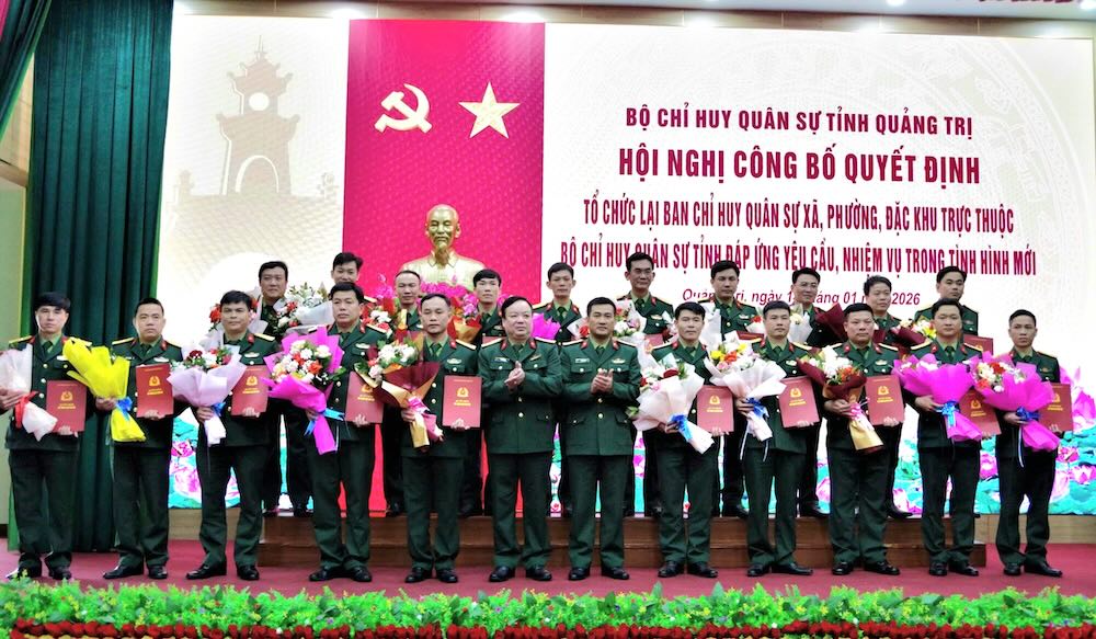 The Quang Tri Provincial Military Command awarded decisions and flowers to congratulate officers who were transferred and appointed by the Military Region 4 Command to hold the position of Commander of the Military Command of communes, wards, and special zones. Photo: Xuan Dien