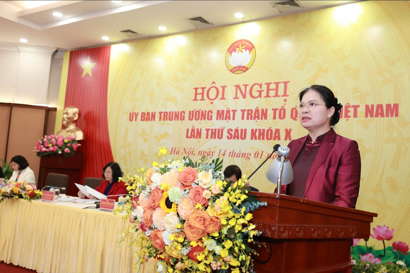 Pho Chu tich Uy ban Trung uong Mat tran To quoc Viet Nam trinh bay bao cao tai hoi nghi. Anh: Hai Nguyen 