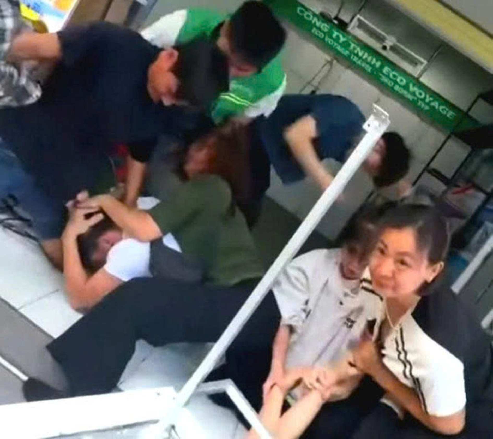 Hình ảnh hai nhóm người đánh nhau vì tranh chấp ki ốt ở Nha Trang được du khách ghi lại. Ảnh cắt từ clip