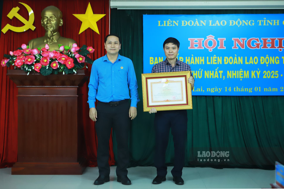 Ong Ha Duy Trung trao bang khen Thu tuong