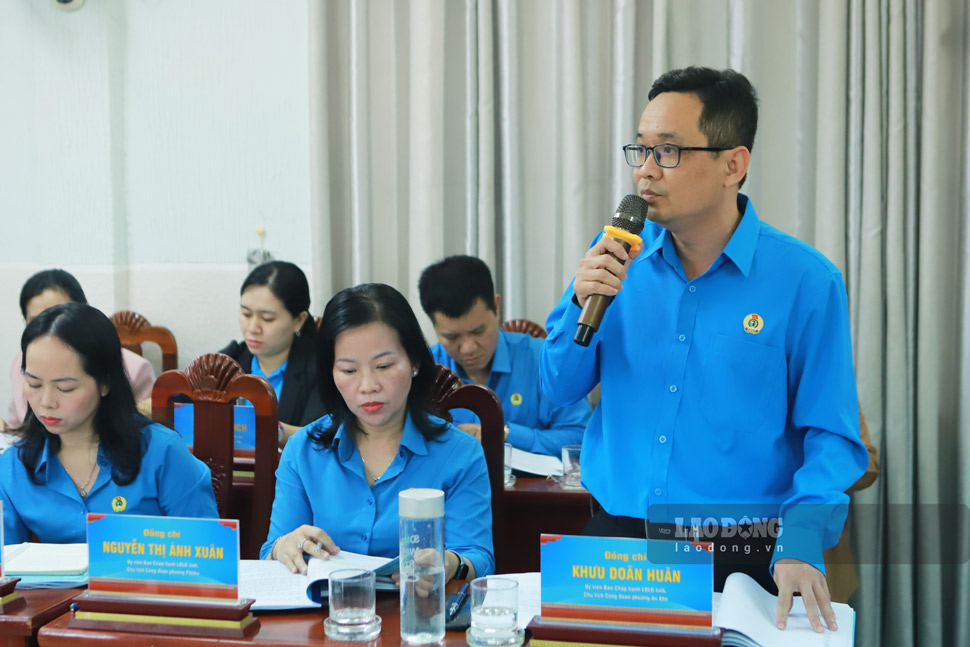 Cac dai bieu dong gop y kien, kien nghi. Anh: Hoai Phuong